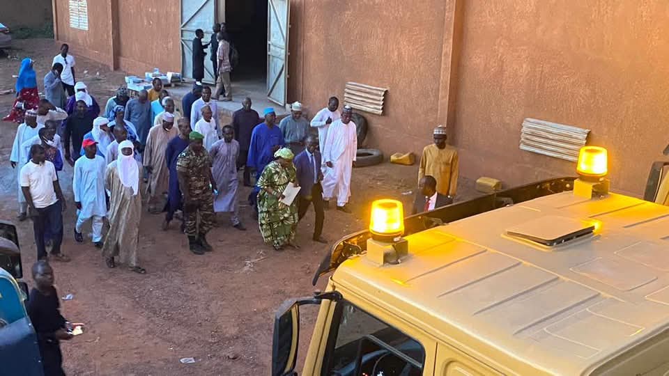 Rentrée scolaire 2025-2026 : Le Gouvernement lance l’acheminement des fournitures et manuels scolaires vers les régions